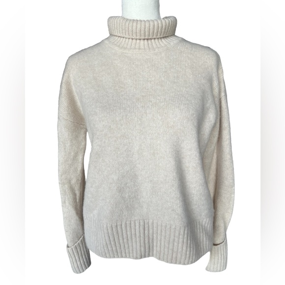 HALSTON 100% 2-Ply Cashmere Turtleneck Sweater Taupe Sz M Neutrals Classic Luxe - Picture 1 of 8